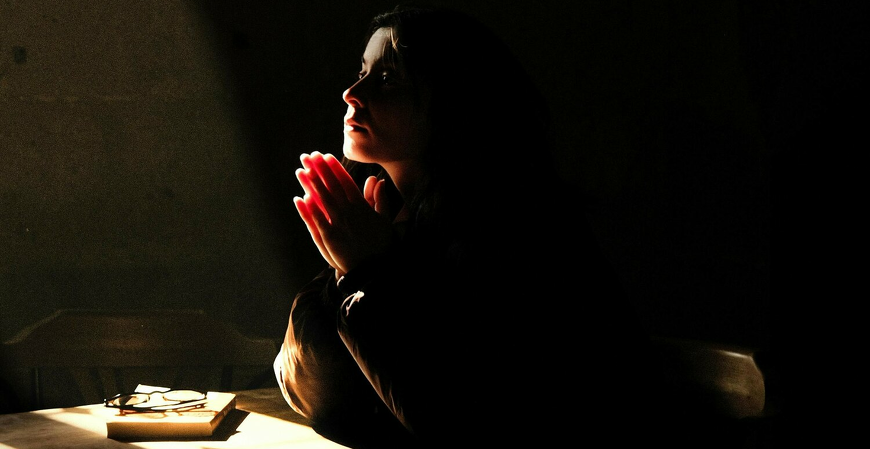 Como as práticas religiosas no ambiente de trabalho influenciam na saúde mental do profissional?