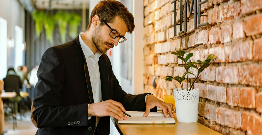 Cresce 74% a contratação internacional de contadores globalmente em 2024, revela estudo da Deel