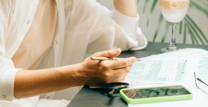 Contas a pagar no Brasil e no Canadá: como a estrutura organizacional reflete a cultura de negócios