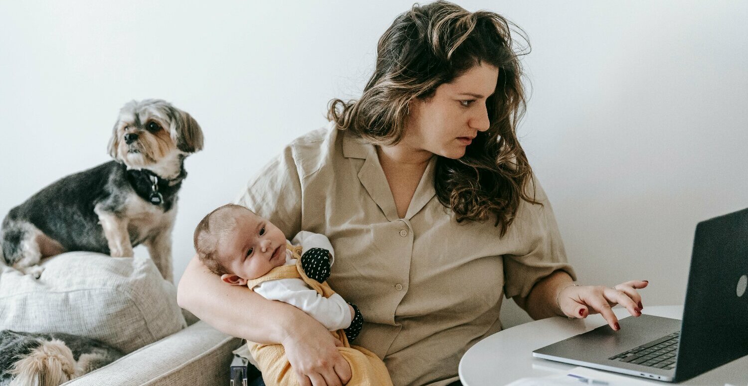 Direitos trabalhistas de gestantes e mães adotantes