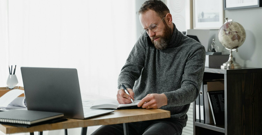 Como aplicar a regra que divide o salário de forma objetiva e ajuda a diminuir problemas financeiros 