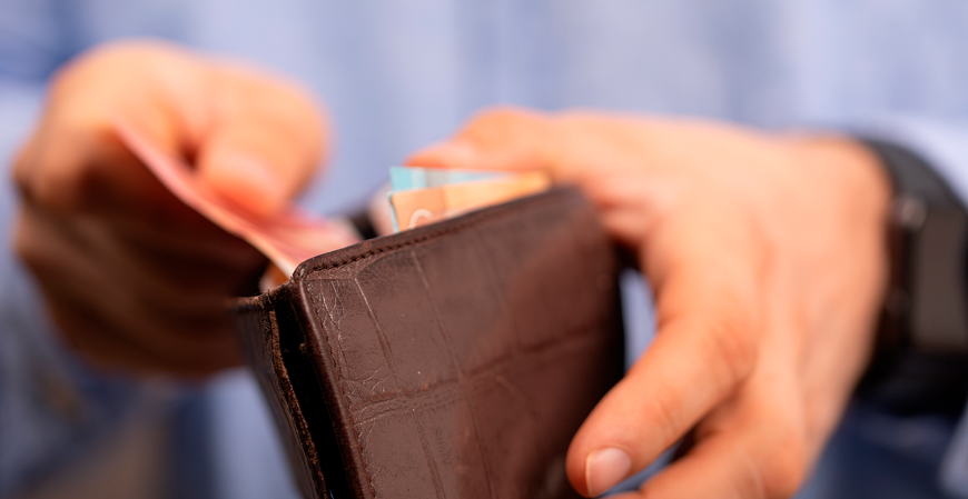 Primeira parcela do 13º salário deve ser paga até sexta (28)