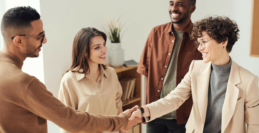 Qual é o impacto das parcerias estratégicas na gestão contábil?