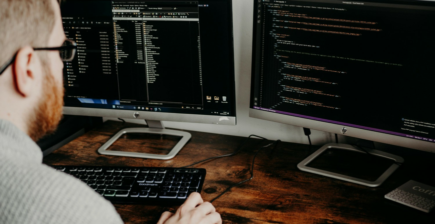 Quase metade das empresas relatam dificuldades para contratar profissionais de TI, aponta pesquisa global