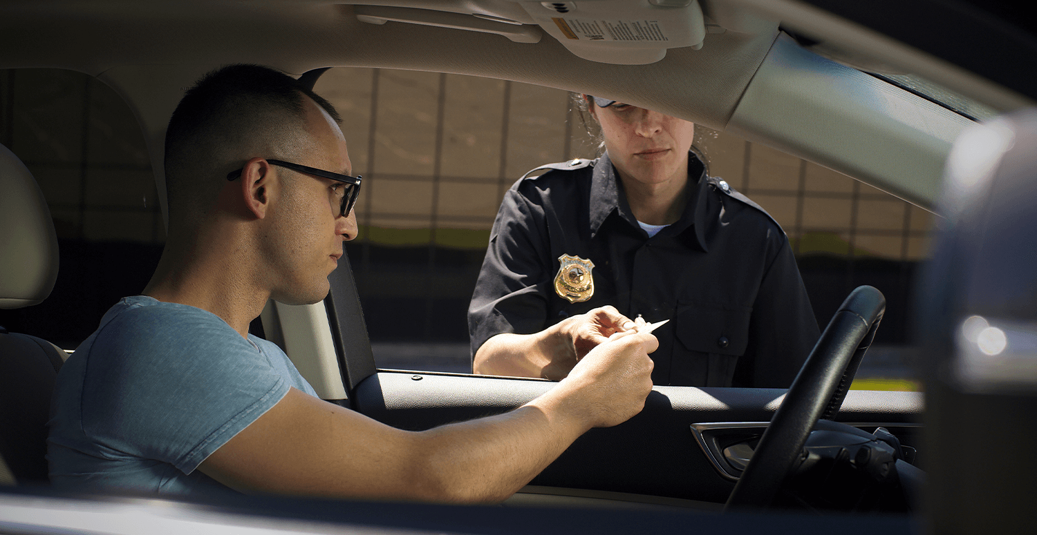 Empresária brasileira com carteira de habilitação e chave do carro