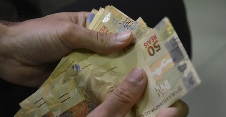Seu salário pode atrasar? Feriado muda 5º dia útil em maio