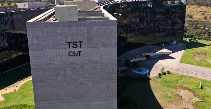 TST rejeita recurso de vínculo empregatício de motorista com a Uber