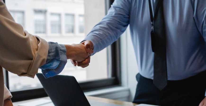 Contabilidade aparece como profissão em alta em 2023 em Guia Salarial