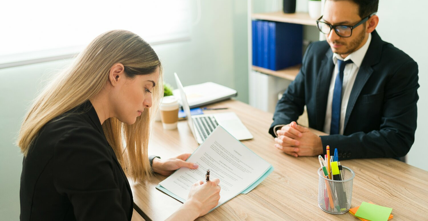Reforma Tributária: Empresas revisam contratos para evitar perdas